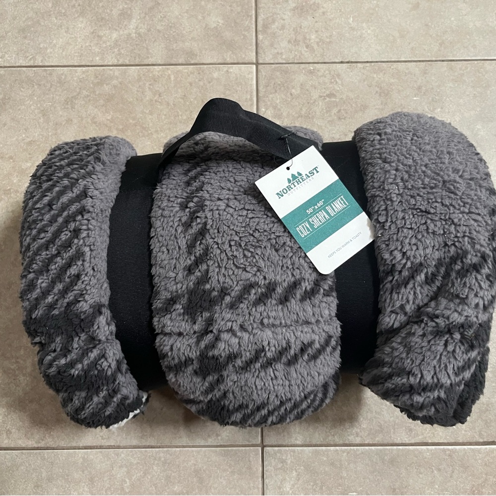 NWT Northeast Outfitters Cozy Black Gray  Check Sherpa Blanket 50 x 60